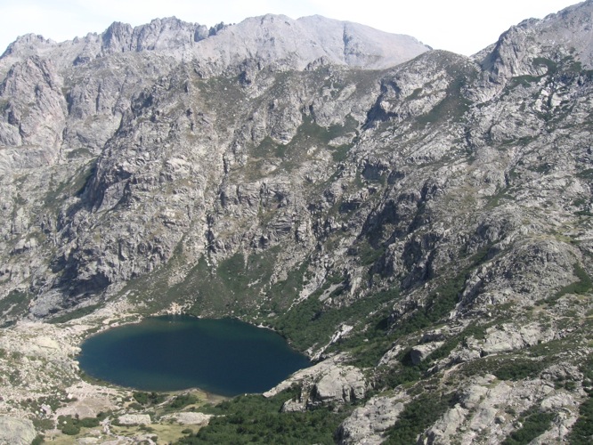 Bergsee auf Korsika (Vogelperspektive)