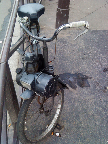 Altes Fahrrad an Pariser Strasse