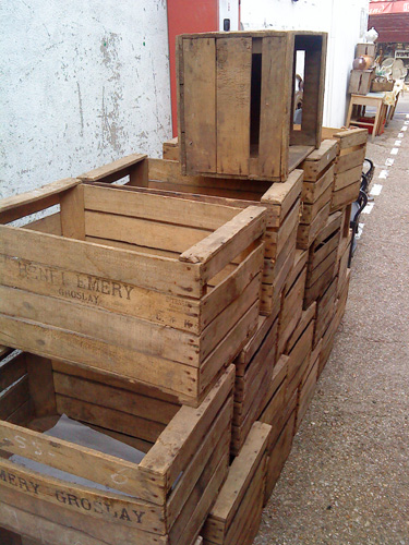 Holzkisten im Hinterhof