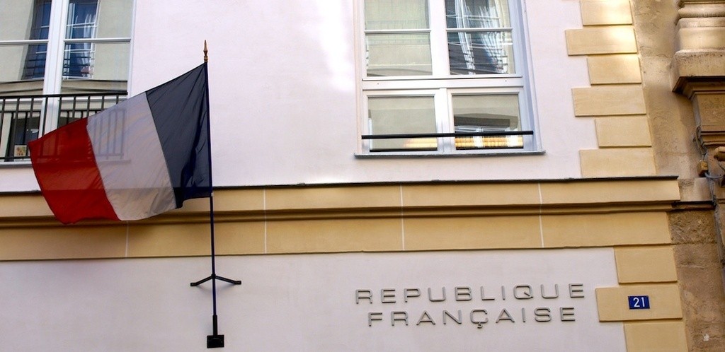 französische Flagge am Haus in Paris