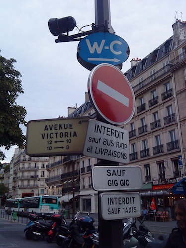 wirres Strassenschild in Paris