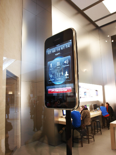 Riesen iPhone im Louvre