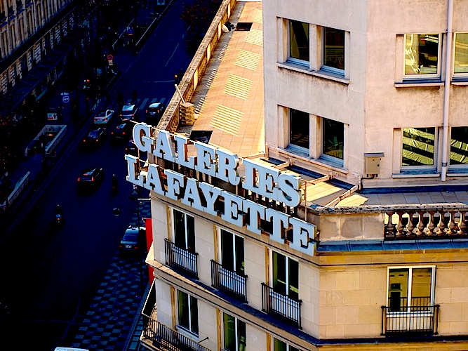 Galeries Lafayette Werbeschriftzug