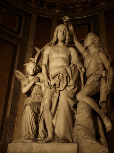 Jesusstatue in der Kirche