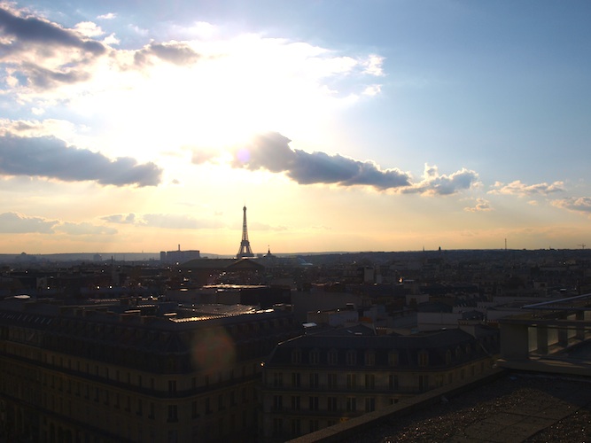 Der Eiffelturm von der Galerie Lafayette aus