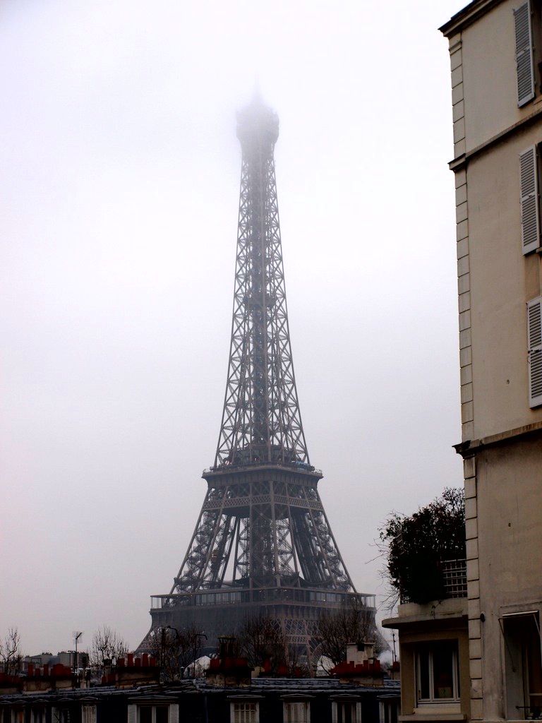 Der Eiffelturm im Nebel