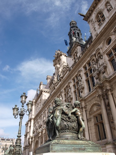 Blick von schräg unten auf das Hôtel de ville