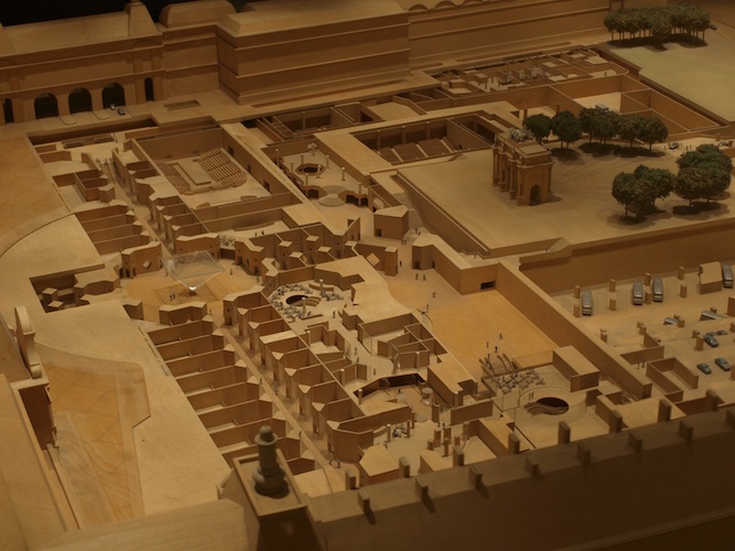Modell des Louvre