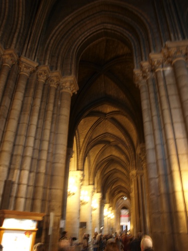 Bögen und Säulen im notre Dame